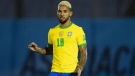 Meia do Aston Villa e da seleção Douglas Luiz.