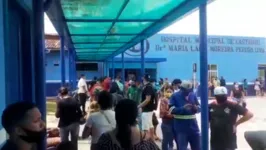 Pacientes na fila em busca de atendimento médico.