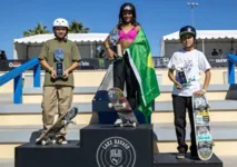 Rayssa Leal ao lado das japonesas Momiji Nishiya (à esq.) e Funa Nakayama no pódio da etapa de Lake Hanasu do Mundial de skate street
