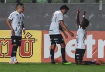 Atacante Jefferson comemora mais um gol marcado pelo Clube do Remo, na Série B do Campeonato Brasileiro.