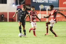 Meia Felipe Gedoz em ação pelo Clube do Remo diante do Vila Nova