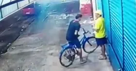 Criminoso chegou de bicicleta e armado com uma faca