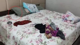 Parte do cabelo da garota aparece para fora dos travesseiros, onde ela estava escondida