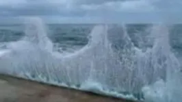 Tracey diz ter visto a face de Jesus em uma onda na praia