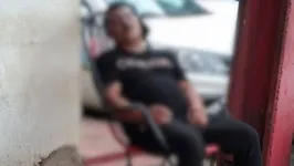 Imagem ilustrativa da notícia Vídeo: homem é baleado na cabeça e morre na frente de casa