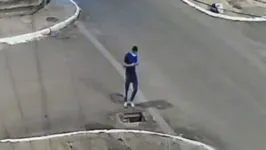 Imagem ilustrativa da notícia Vídeo: jovem se distrai com celular e cai em bueiro