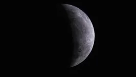 Próximo do momento do ápice, a Lua poderá ser vista em tom levemente avermelhado ou alaranjado.