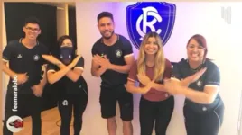 Atacante Neto Pessoa ao lado de torcedores, na Loja Conceito do Clube do Remo