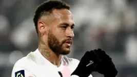 Imagem ilustrativa da notícia Neymar Jr. é visto aos beijos com atriz global em festa