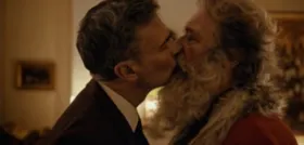 Propaganda da Noruega gera polêmica ao mostrar Papai Noel dando beijo gay

