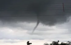 Imagem ilustrativa da notícia Vídeo: nuvem-funil que pode virar tornado é vista no Brasil