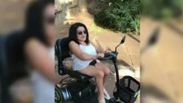 Pequena Lô e a scooter que usa para se locomover