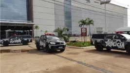 Viaturas da polícia em frente ao shopping 