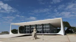 Imagem ilustrativa da notícia Ministro do STF muda lei que impedia concursos públicos