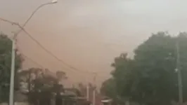 Céu de uma das cidades com a coloração característica do fenômeno 