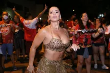 Imagem ilustrativa da notícia  É a rainha: Viviane Araújo brilha em ensaio de Carnaval