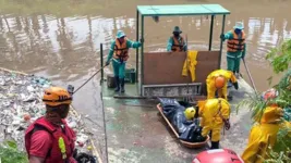 Corpo de Bombeiros de MG resgatam cadáver.