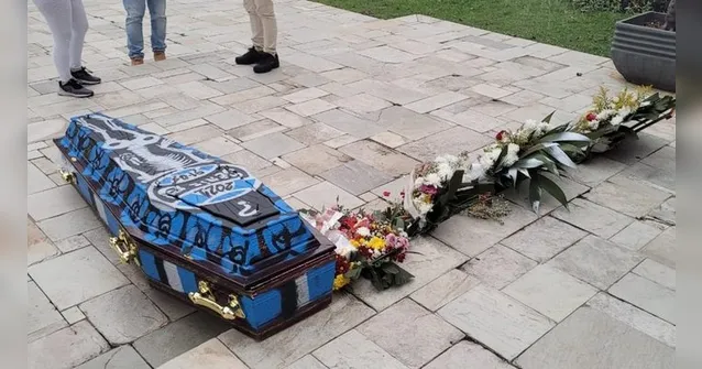 Imagem ilustrativa da notícia Torcedores deixam caixão pro Grêmio antes de jogo decisivo