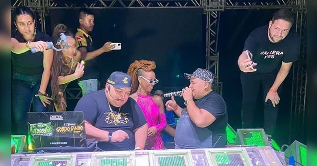 Imagem ilustrativa da notícia Vídeo: fã surpreende e invade van de Karol Conká após show