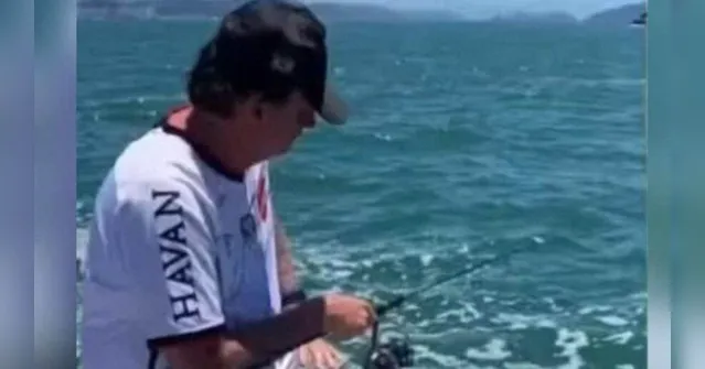 Imagem ilustrativa da notícia Bolsonaro curte férias em meio à tragédia na Bahia