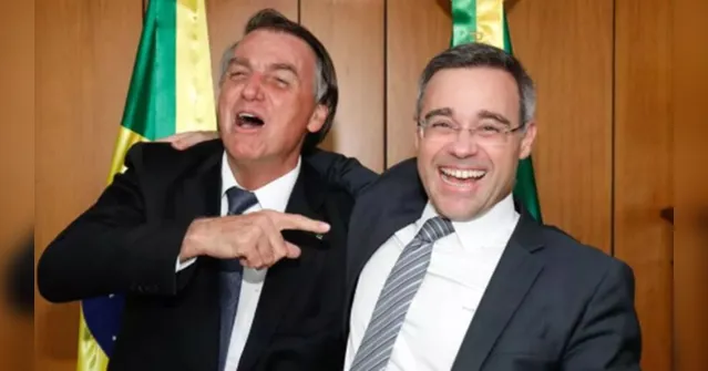 Imagem ilustrativa da notícia André Mendonça é recebido por Bolsonaro e abre o sorriso
