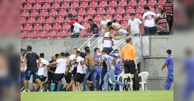 Imagem ilustrativa da notícia Santa Cruz perde dois mandos de campo por invasão no estádio