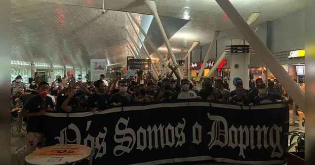 Imagem ilustrativa da notícia Vídeo: Torcida apoia Clube do Remo no embarque para o RJ