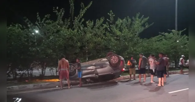 Imagem ilustrativa da notícia Vídeo: carro capota na avenida João Paulo II, em Belém