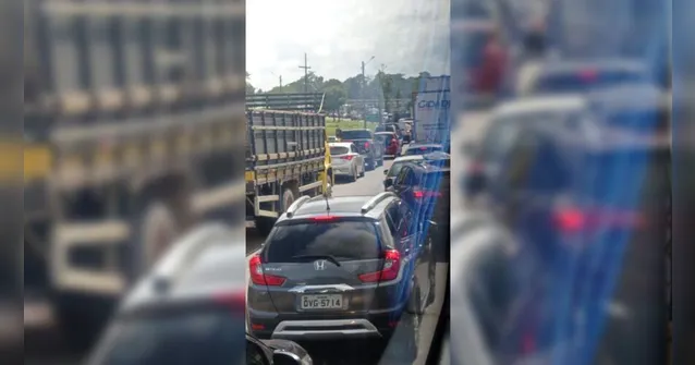 Imagem ilustrativa da notícia Vídeo: carreta tomba e deixa trânsito parado na BR-316