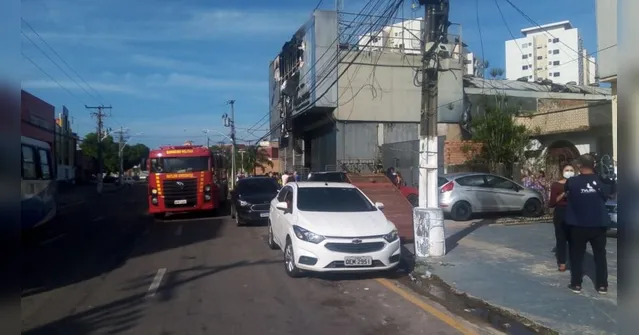 Imagem ilustrativa da notícia Vídeo: Bombeiros fazem rescaldo de incêndio que atingiu loja