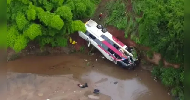 Imagem ilustrativa da notícia Ônibus cai de ribanceira e deixa 5 mortos e feridos
