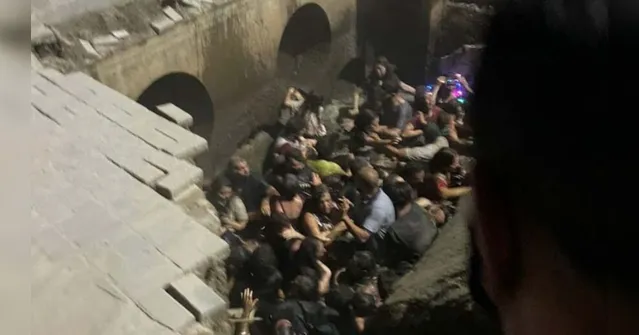 Imagem ilustrativa da notícia Vídeo: calçada cede e pessoas caem durante festa de Natal