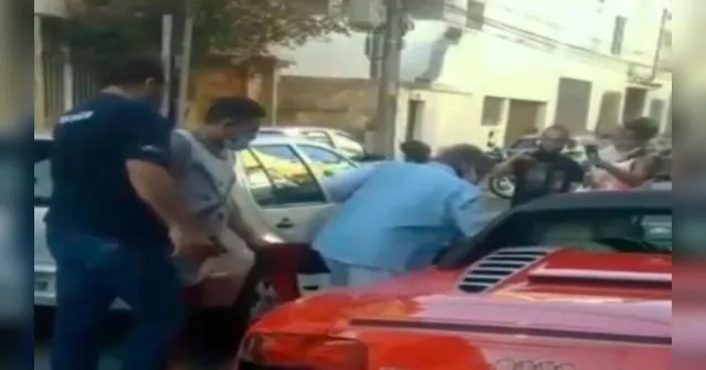 Imagem ilustrativa da notícia Vídeo: até tu? Roberto Carlos fica no prego sem gasolina