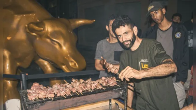 Imagem ilustrativa da notícia População de rua faz churrasco em frente a touro da Bovespa