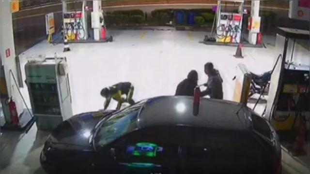 Imagem ilustrativa da notícia Vídeo mostra ladrão matando comparsa com tiro acidental 