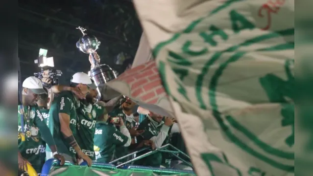 Imagem ilustrativa da notícia De volta ao Brasil, Palmeiras festeja título com torcida 