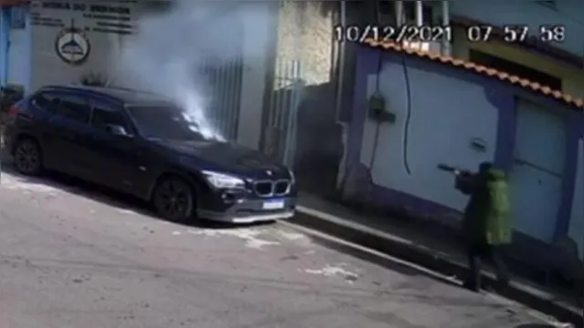 Imagem ilustrativa da notícia Vídeo: assassino fuzila homem dentro de BMW blindada no RJ