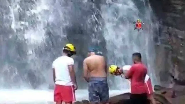 Imagem ilustrativa da notícia Homem morre ao fazer selfie em cachoeira de 30 metros