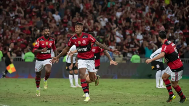 Imagem ilustrativa da notícia Flamengo vence o Corinthians no Maraca com gol no final