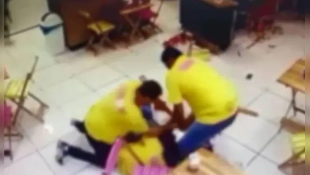 Imagem ilustrativa da notícia Vídeo: funcionários de sorveteria dão cadeirada em ladrão