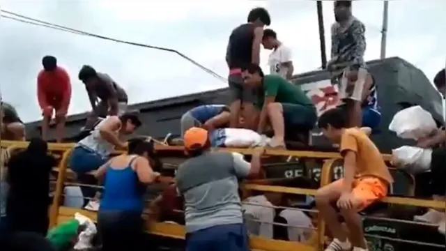 Imagem ilustrativa da notícia Vídeo: moradores saqueiam caminhão e matam vacas para comer