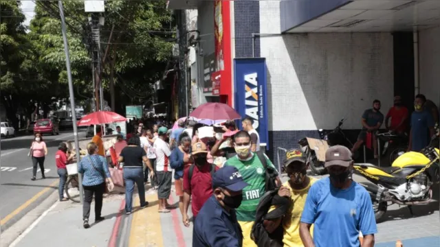 Imagem ilustrativa da notícia Auxílio Brasil: Belém registra fila no 1º dia de pagamento