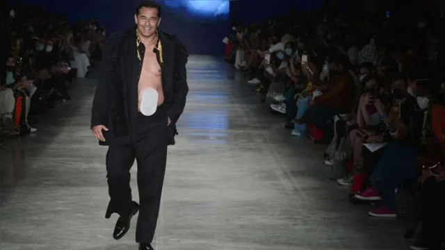 Imagem ilustrativa da notícia Vídeo: Luciano Szafir desfila com bolsa de estomia na SPFW