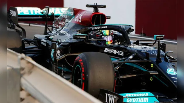 Imagem ilustrativa da notícia Lewis Hamilton fatura 102ª pole da carreira no GP do Catar