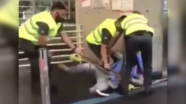 Imagem ilustrativa da notícia Vídeo: homem sem perna tem muleta quebrada por seguranças