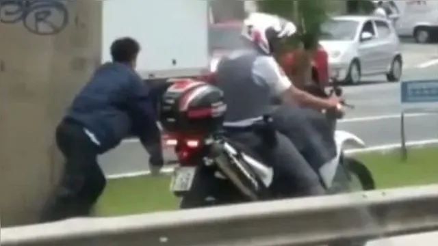 Imagem ilustrativa da notícia "Não merecia ser humilhado", diz homem algemado à moto de PM