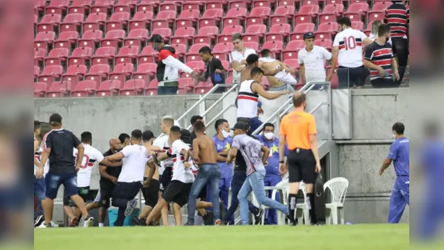 Imagem ilustrativa da notícia Santa Cruz perde dois mandos de campo por invasão no estádio