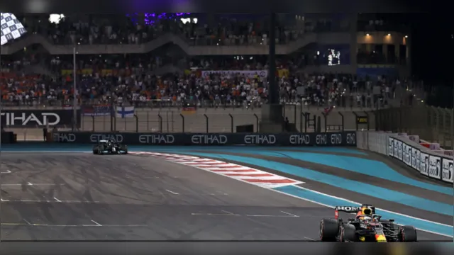 Imagem ilustrativa da notícia Verstappen ultrapassa Hamilton e é campeão da Fórmula 1