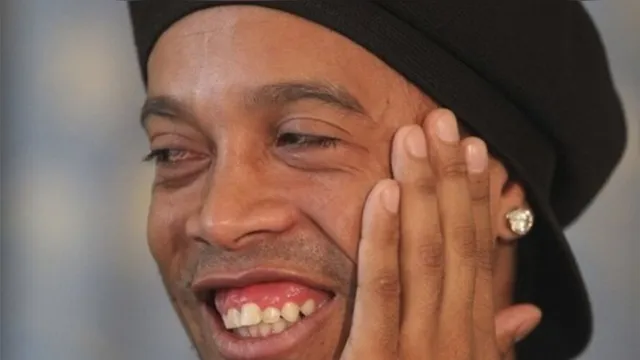 Imagem ilustrativa da notícia Ronaldinho "dribla" oficiais de justiça e pode ser preso