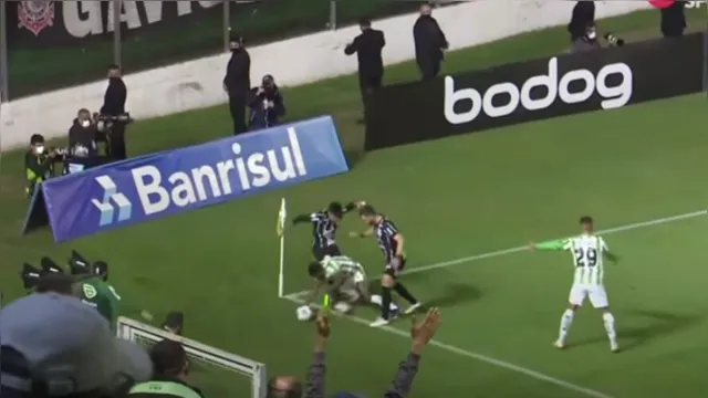 Imagem ilustrativa da notícia Vídeo: Fagner agride com um chute jogador do Juventude